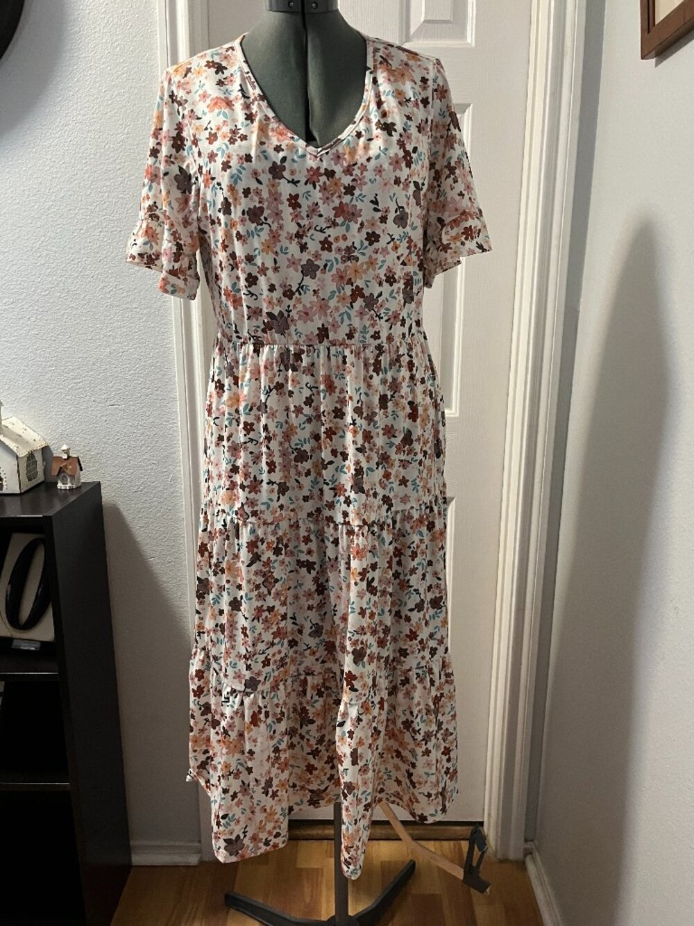 🌸 White Floral Tiered Dress with Brown Flowers – Size L